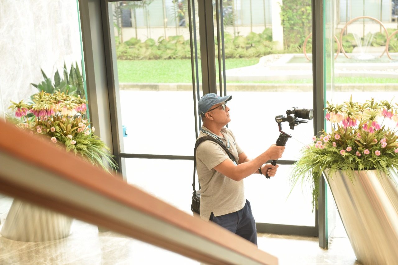 Behind the scenes moment 2