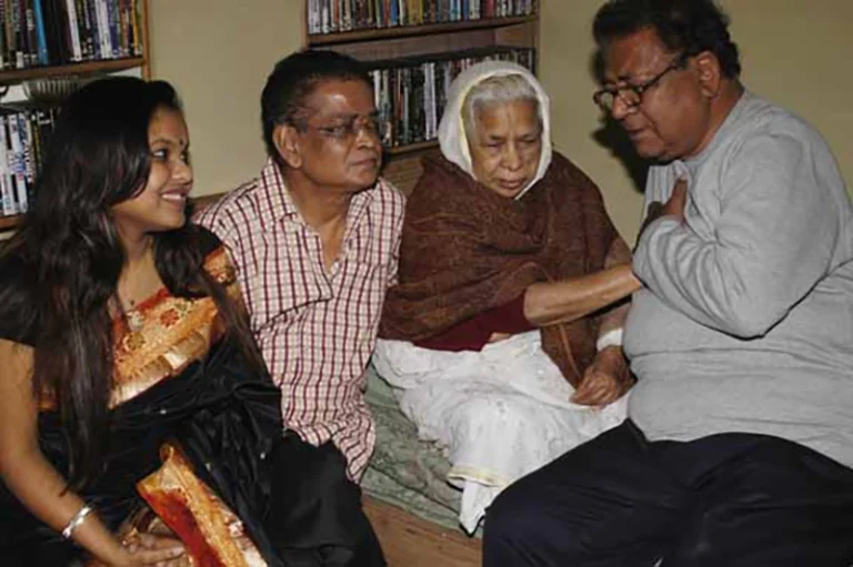 humayun ahmed sharing a personal moment with his family clicked by bishwajit sarker from bishwajit photography